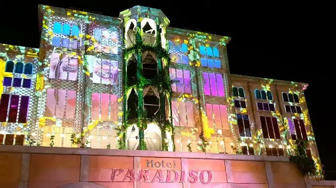 Hotel Paradiso, Boomtown at night